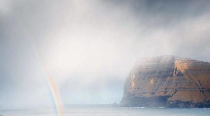 Inspiration : Îles Féroé. Photo: @ryanresatka #faroeislands #wanderlog ….