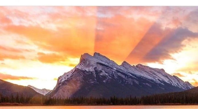 Inspiration : Vermilion Lakes. Photo: @goldiekatie_ #vermillionlakes #natu …