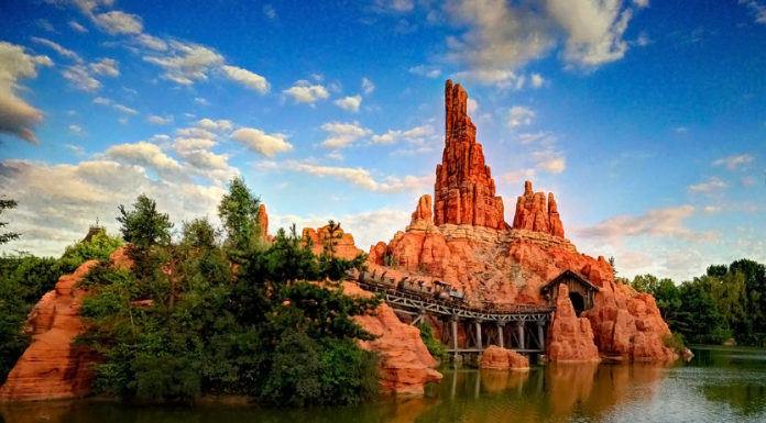 Are there free shuttles to Disneyland? Are there free shuttles to Disneyland?