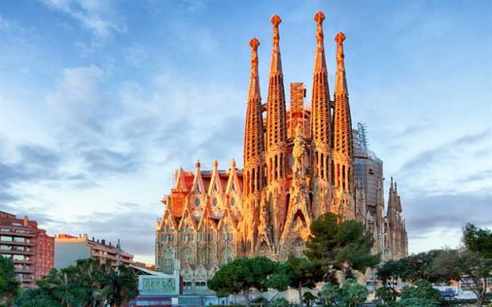 Can I take pictures inside Sagrada Familia?