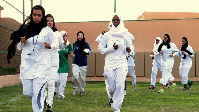 Can a woman walk alone in Saudi Arabia?