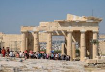 Can tourists drive in Greece? Can tourists drive in Greece?