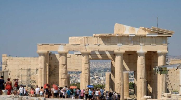 Can tourists drive in Greece? Can tourists drive in Greece?