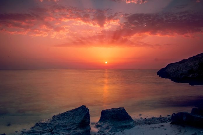 Can you swim in the sea in Qatar?