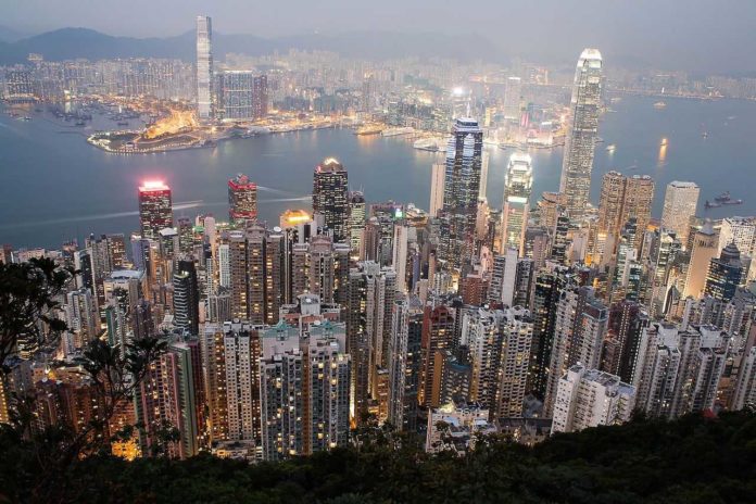 Can you walk up the Peak in Hong Kong?