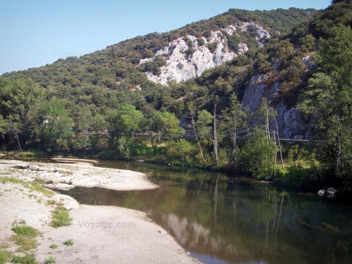 Comment aller au Pont du Gard en train ?