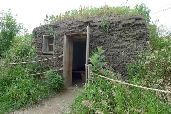 Did Laura Ingalls Wilder live in a dugout?