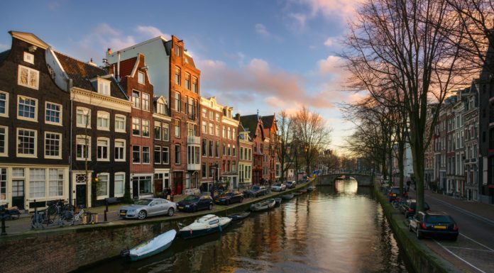 Do Amsterdam canals stink? Do Amsterdam canals stink?