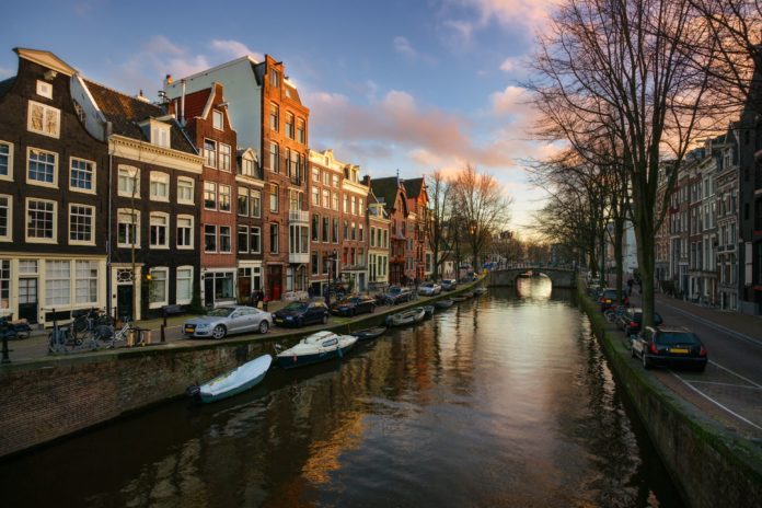 Do Amsterdam canals stink?