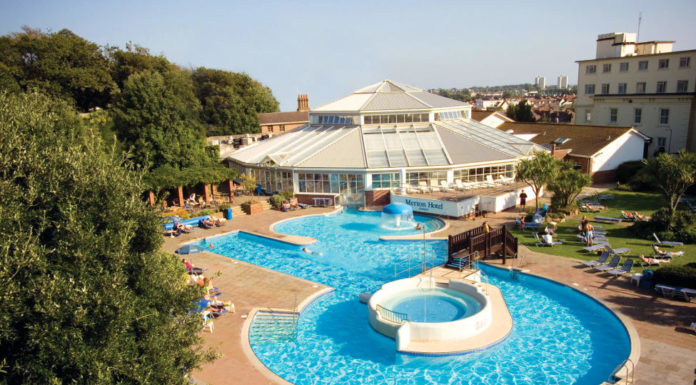 Do hotels charge per night or per day? Do hotels charge per night or per day?