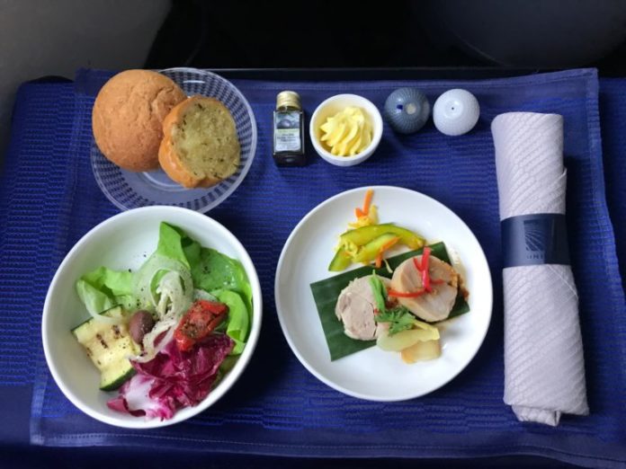 Does Lufthansa give pajamas in business class?