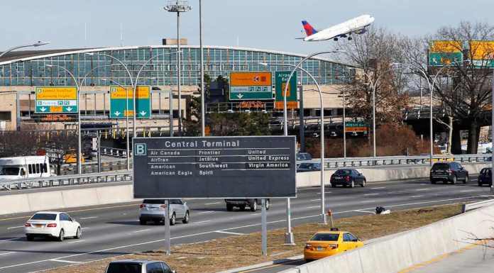 Does Miami airport have lockers? Does Miami airport have lockers?