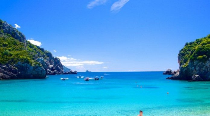 Does Santorini have a beach? Does Santorini have a beach?