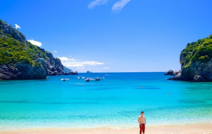 Does Santorini have a beach?