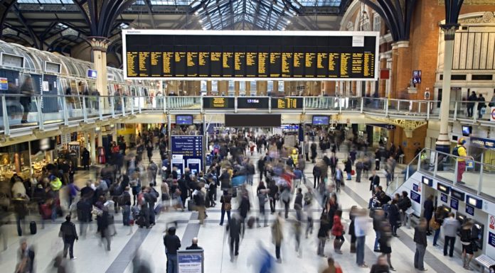 Does Victoria Station have luggage storage? Does Victoria Station have luggage storage?