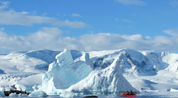 Does anyone live on Spinalonga? Does anyone live on Spinalonga?