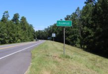 Does anyone still live on St Kilda? Does anyone still live on St Kilda?