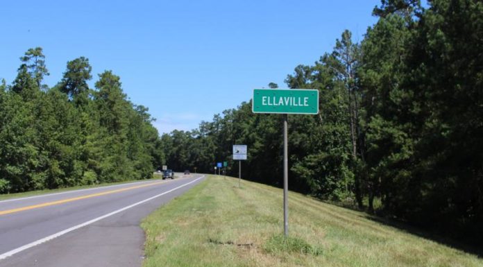 Does anyone still live on St Kilda? Does anyone still live on St Kilda?