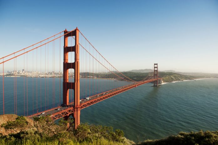 Does the Golden Gate Bridge connect to Oakland?