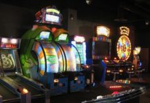 Does the stratosphere have a bowling alley? Does the stratosphere have a bowling alley?