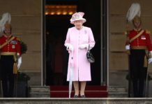How can you tell if the Queen is in Buckingham Palace? How can you tell if the Queen is in Buckingham Palace?