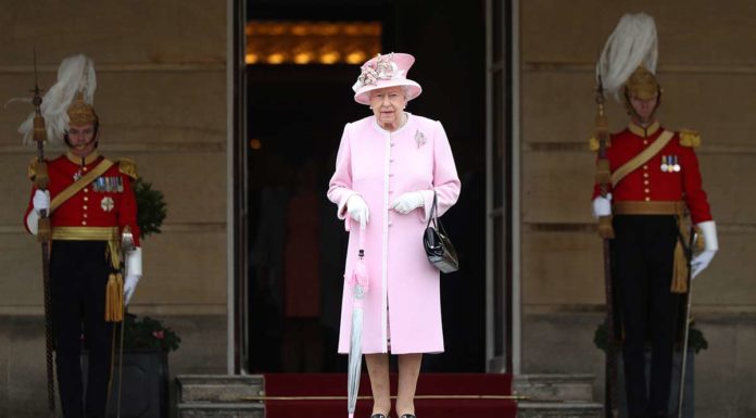 How can you tell if the Queen is in Buckingham Palace? How can you tell if the Queen is in Buckingham Palace?