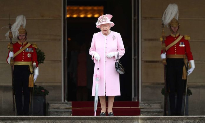 How can you tell if the Queen is in Buckingham Palace?