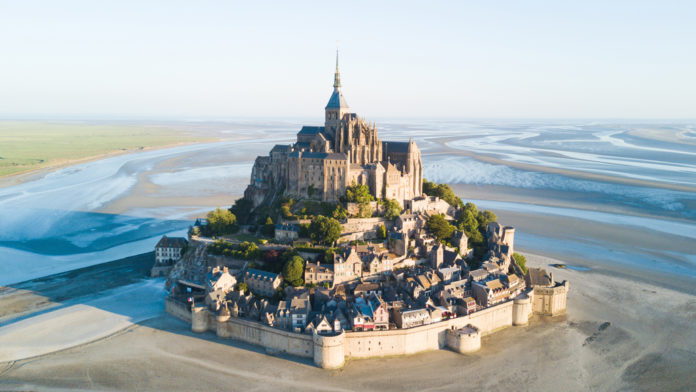 How do I get from Paris to Mont Saint-Michel by train?