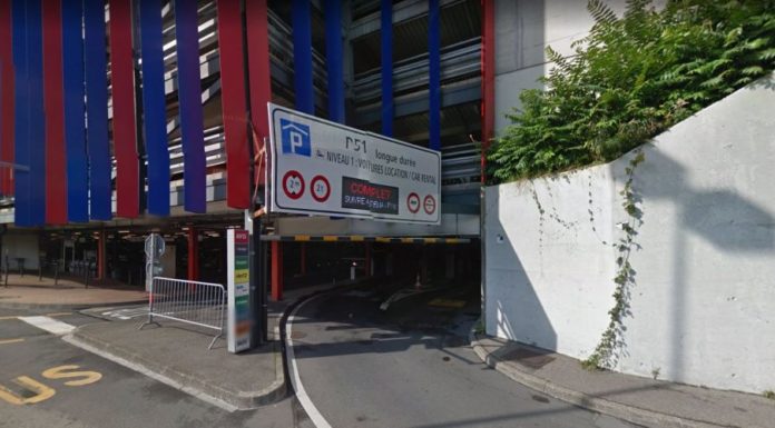 How do I get from Swiss to the French side of Geneva airport? How do I get from Swiss to the French side of Geneva airport?