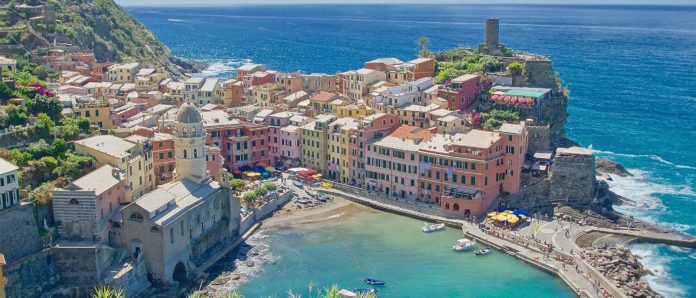 How do you pronounce Cinque Terre in Italian?