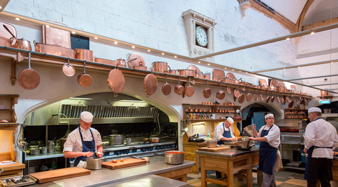 How far apart are Buckingham Palace and Windsor Castle? How far apart are Buckingham Palace and Windsor Castle?