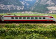 How far is Florence train station from the airport? How far is Florence train station from the airport?