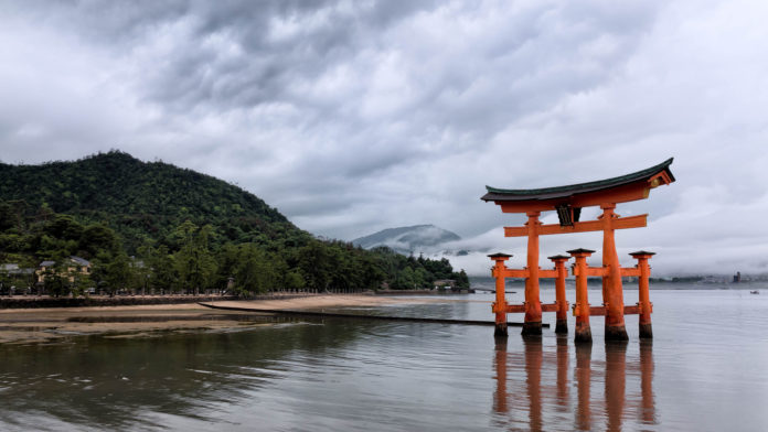 How many Shinto shrines are in Japan?