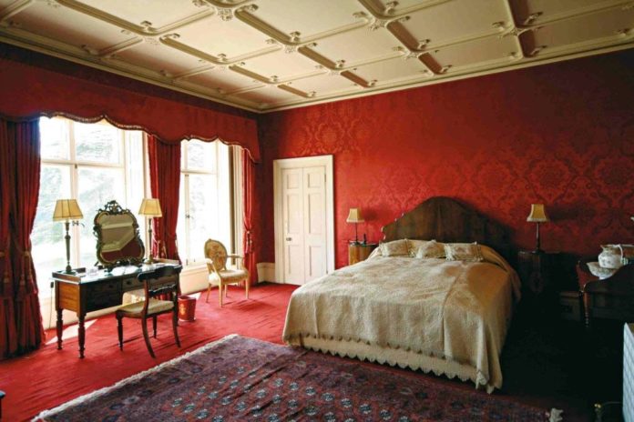 How many bedrooms are in Highclere Castle?