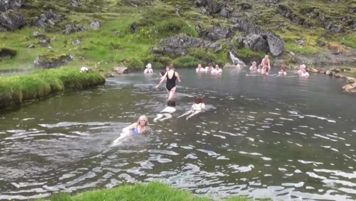 How many hot pools are in Iceland?