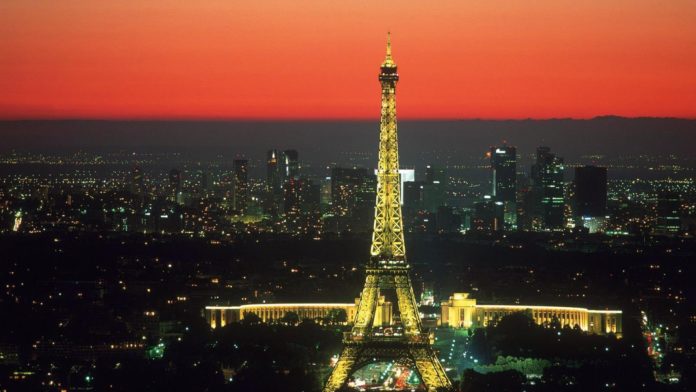 Is Disneyland Paris close to the Eiffel Tower?