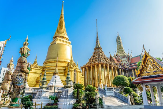 Is Wat Pho inside Grand Palace?