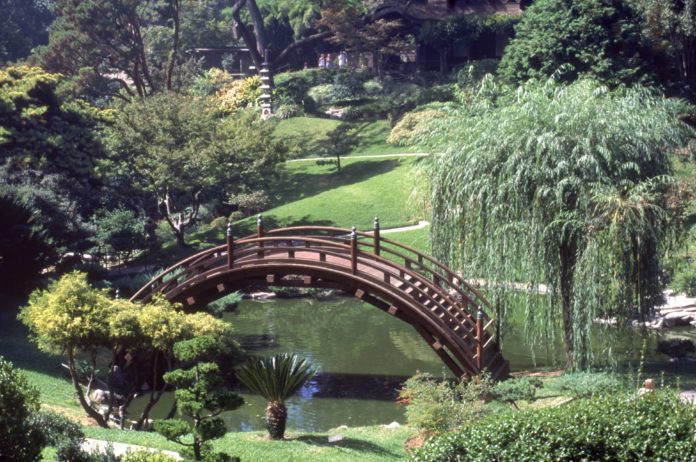 Is food allowed in Huntington gardens?