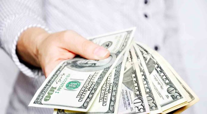 Is it better to pay car insurance in full or monthly? Is it better to pay car insurance in full or monthly?