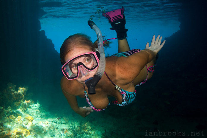 Is it better to snorkel at high tide or low tide?