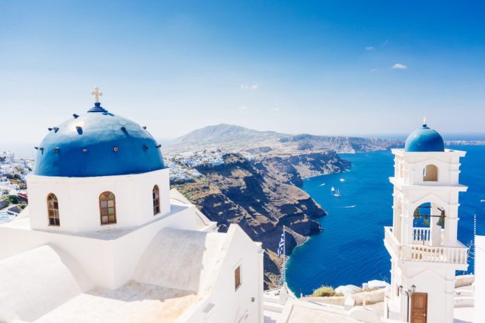 Is it better to stay in Oia or Thira?