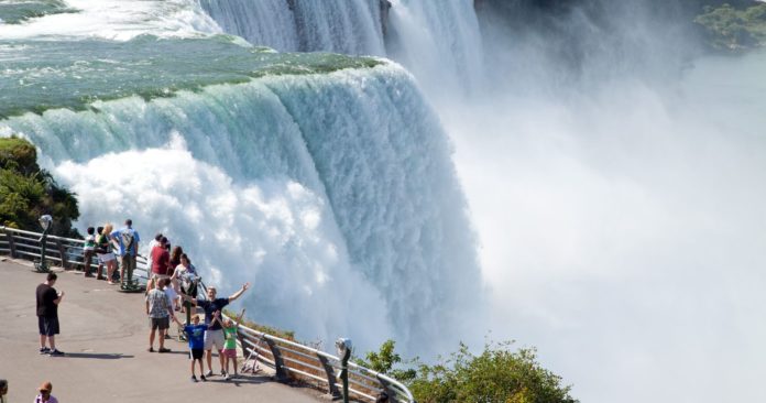Is it better to stay on US or Canada side of Niagara Falls?