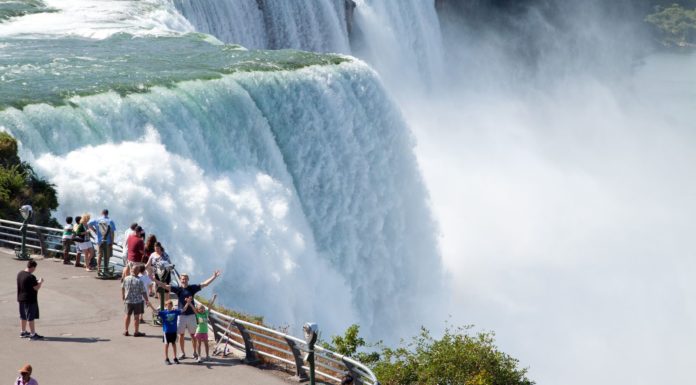 Is it better to stay on US or Canada side of Niagara Falls? Is it better to stay on US or Canada side of Niagara Falls?