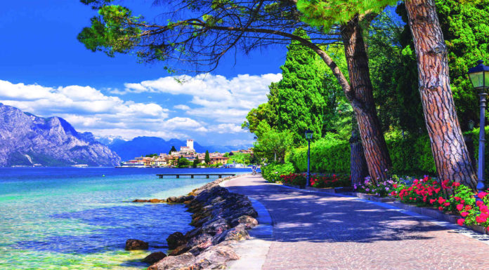 Is it cheaper to fly to Italy or Greece? Is it cheaper to fly to Italy or Greece?