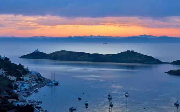 Is it cheaper to fly to Santorini or Mykonos? Is it cheaper to fly to Santorini or Mykonos?