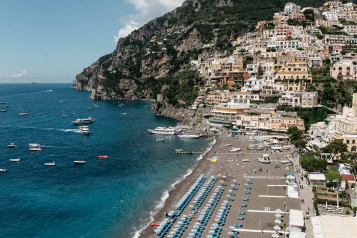 Is it easy to drive from Naples to Positano?