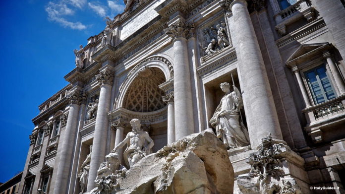 Is the Trevi Fountain lit up at night?