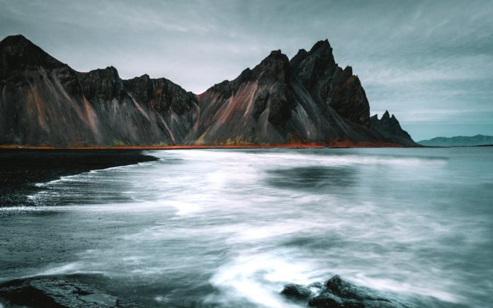 Is there a black beach in Iceland?