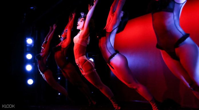 Is there a dress code for Crazy Horse Paris?