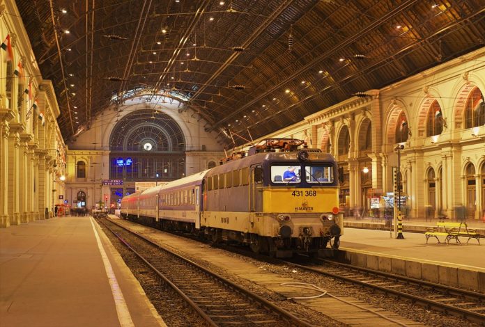 Is there a night train from Budapest to Prague?